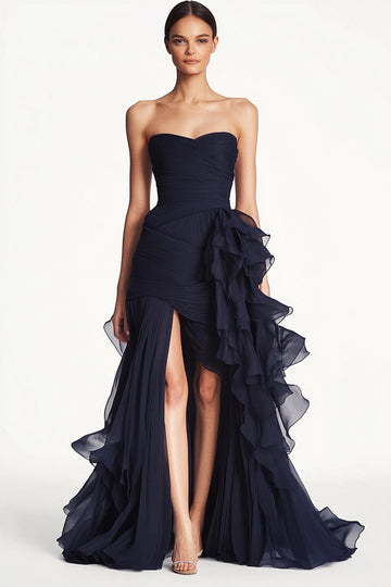Robe de bal plissée en cœur fendue bleu marine avec ceinture à volants